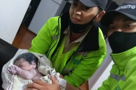 Una mujer dio a luz en su casa, ayudada por cuatro inspectoras de Tránsito de la Ciudad