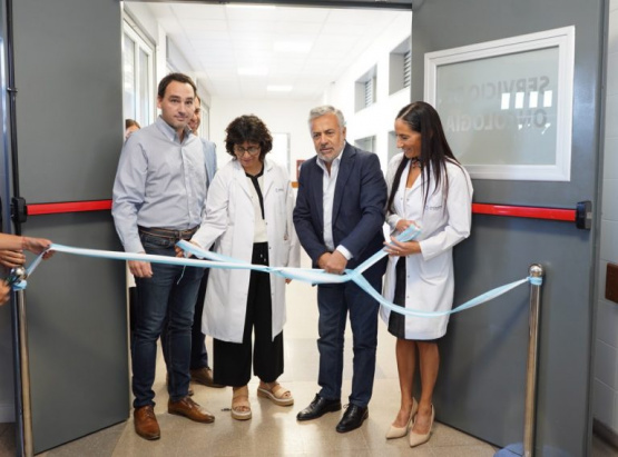 Cornejo recorrió las instalaciones de un nuevo espacio del Servicio de Oncología del Hospital Central
